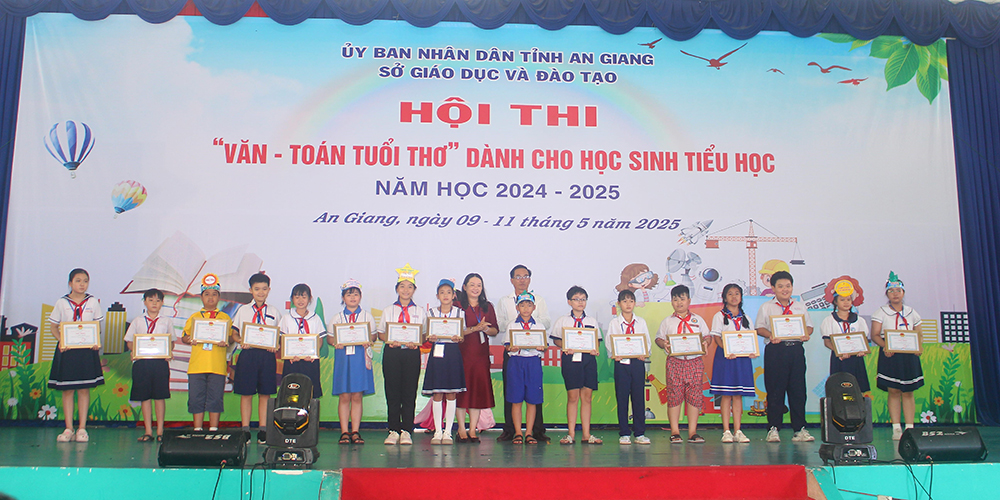 110 học sinh được khen thưởng trong hội thi “Văn - Toán tuổi thơ”