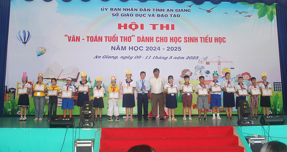 110 học sinh được khen thưởng trong hội thi “Văn - Toán tuổi thơ”
