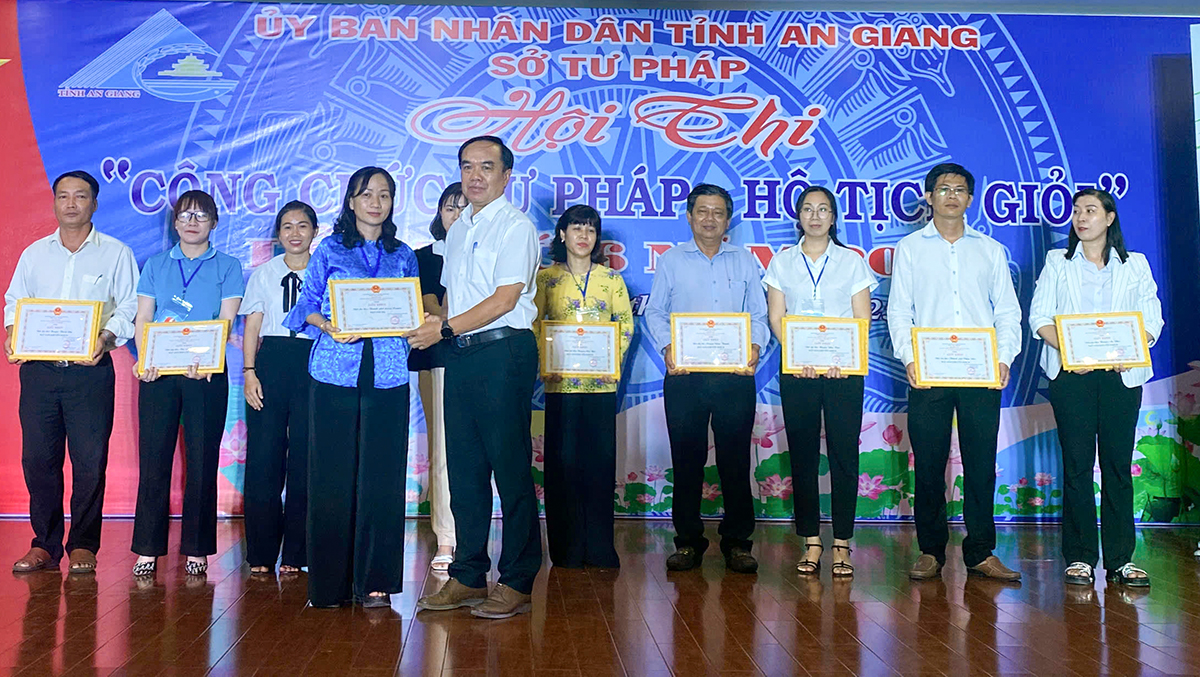 Nâng chất cán bộ tư pháp từ hội thi