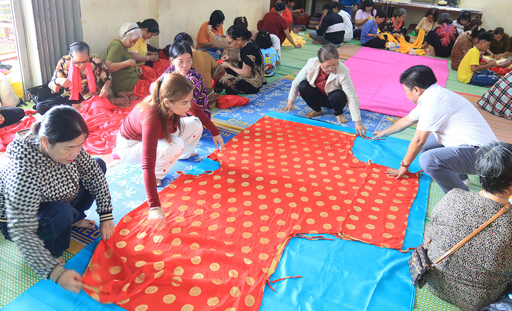 “Ngày hội” may áo dâng Bà Chúa Xứ