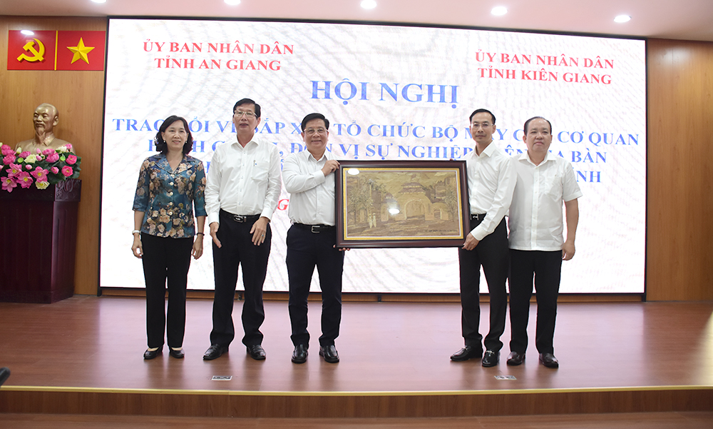 Tỉnh An Giang và tỉnh Kiên Giang trao đổi về sắp xếp tổ chức bộ máy hành chính, đơn vị sự nghiệp