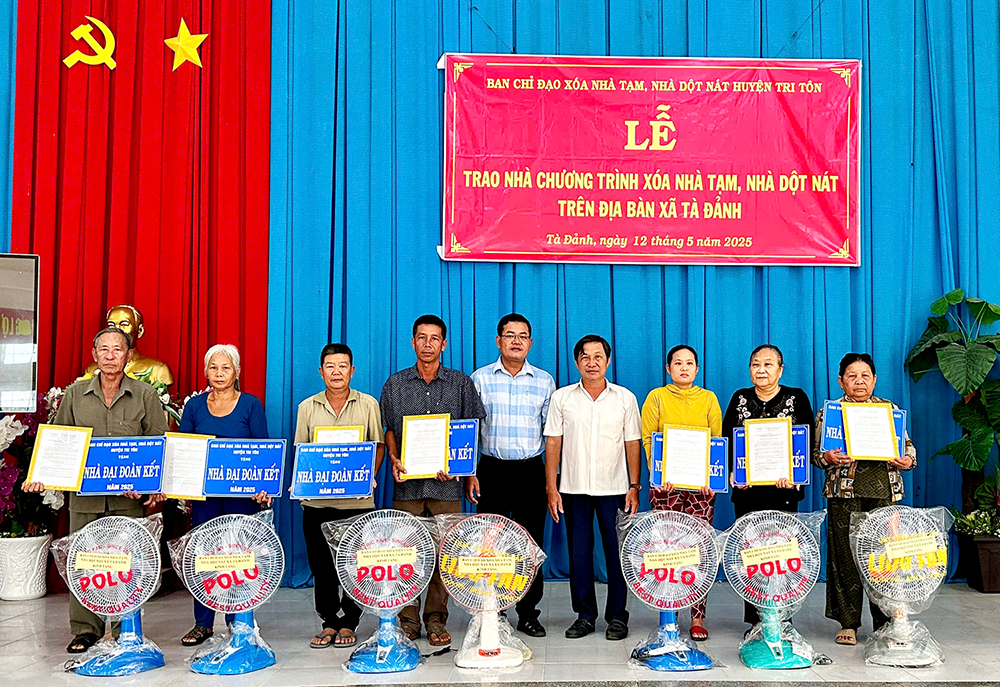 Lễ bàn giao nhà thuộc Chương trình xóa nhà tạm, nhà dột nát tại xã Tà Đảnh