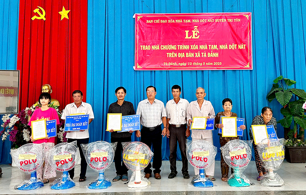Lễ bàn giao nhà thuộc Chương trình xóa nhà tạm, nhà dột nát tại xã Tà Đảnh