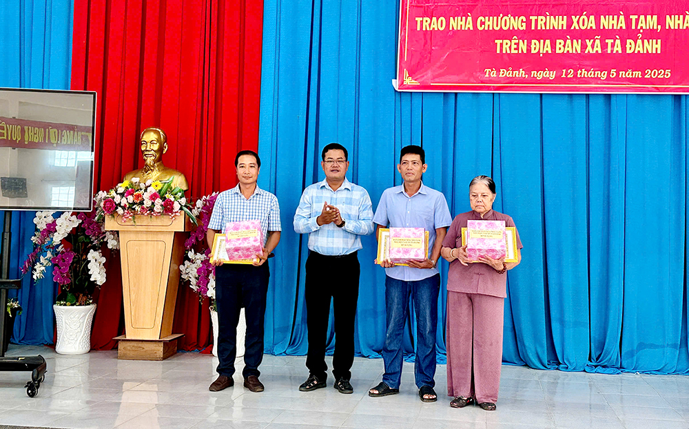 Lễ bàn giao nhà thuộc Chương trình xóa nhà tạm, nhà dột nát tại xã Tà Đảnh
