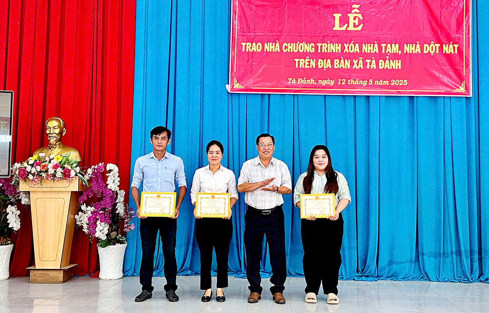 Lễ bàn giao nhà thuộc Chương trình xóa nhà tạm, nhà dột nát tại xã Tà Đảnh