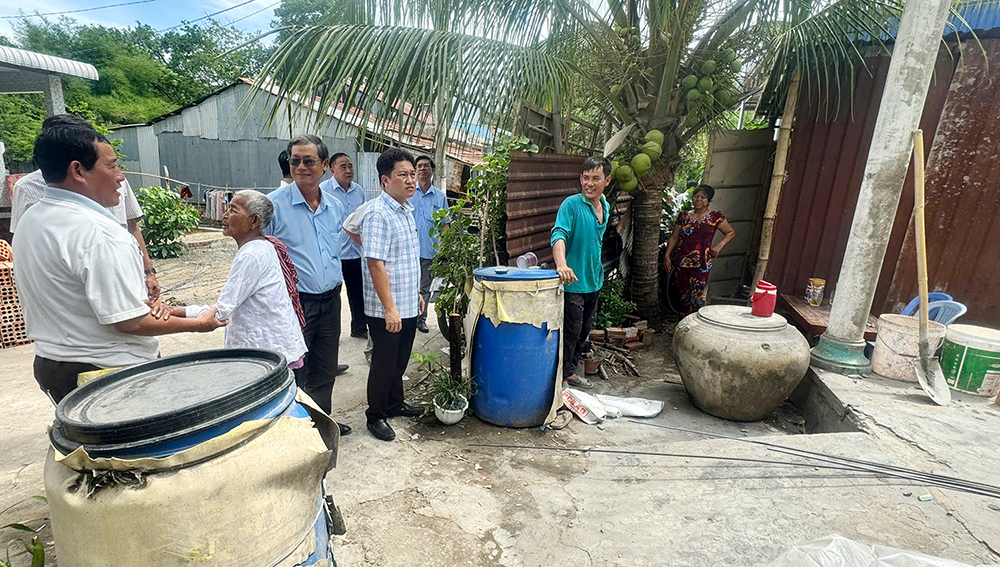 Bí thư Huyện ủy Tri Tôn Lâm Thành Sĩ kiểm tra tiến độ cất nhà tại 3 địa phương