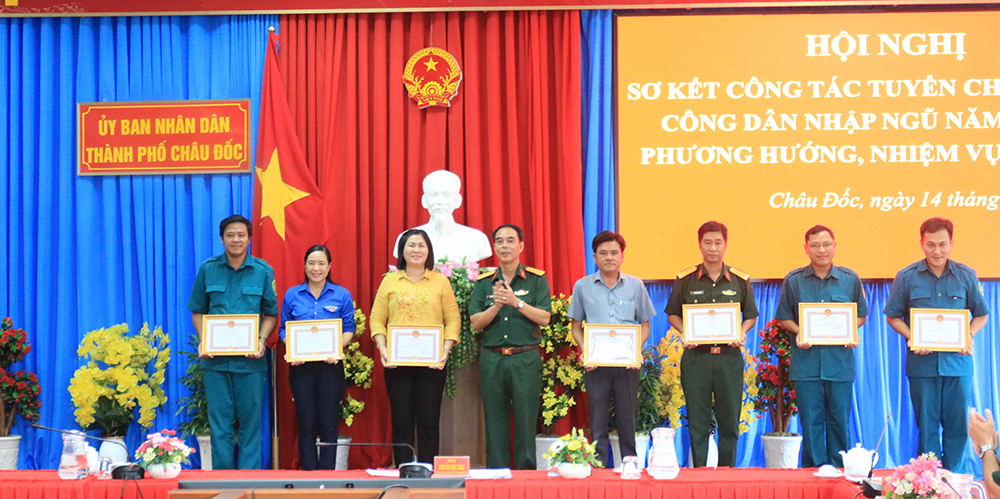 TP. Châu Đốc sơ kết công tác tuyển chọn và gọi công dân nhập ngũ