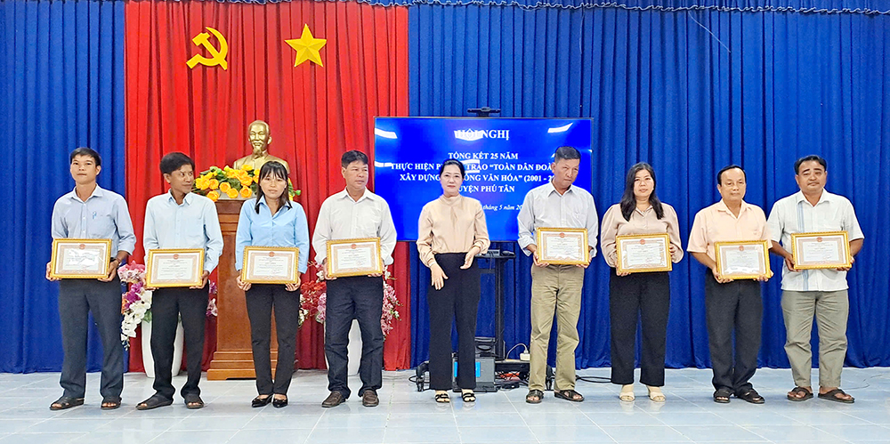 Huyện Phú Tân tổng kết 25 năm thực hiện phong trào “Toàn dân đoàn kết xây dựng đời sống văn hóa”