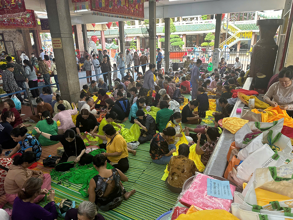 Chiếc áo dâng Bà