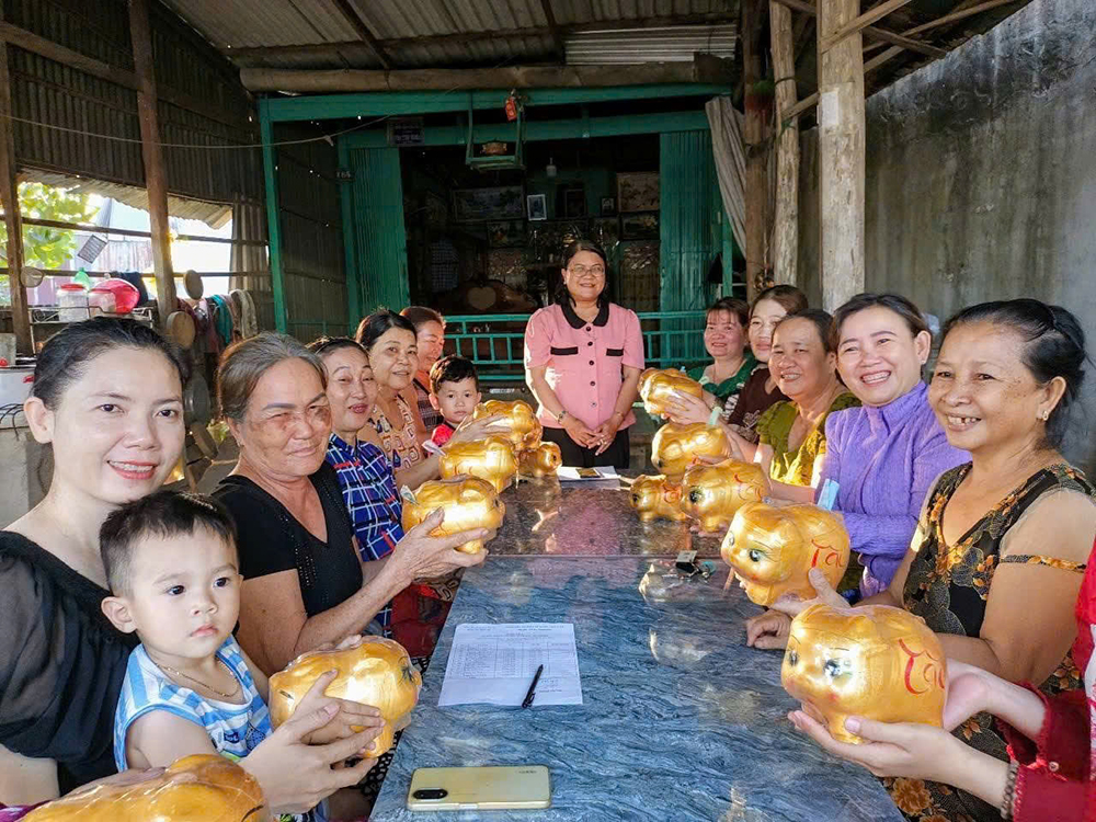 Phụ nữ Châu Phú học tập Bác