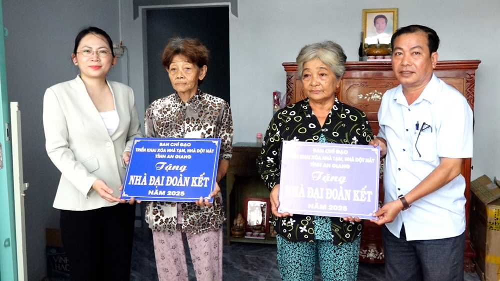 Bàn giao 2 căn nhà cho hộ nghèo, cận nghèo tại phường Nhà Bàng