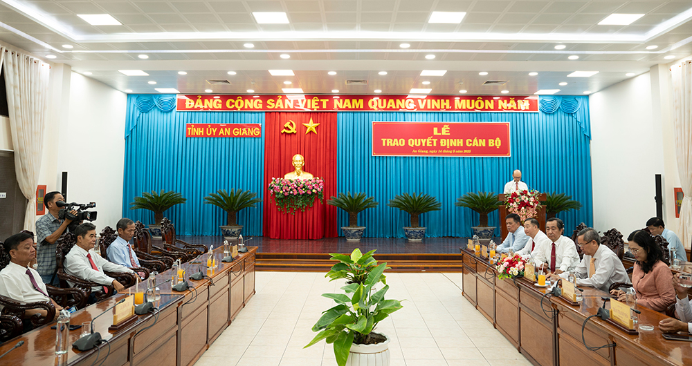 Trao quyết định cán bộ thuộc diện Ban Thường vụ Tỉnh ủy An Giang quản lý