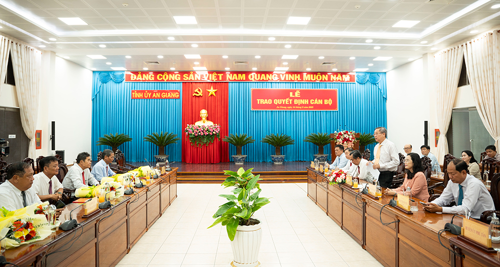 Trao quyết định cán bộ thuộc diện Ban Thường vụ Tỉnh ủy An Giang quản lý