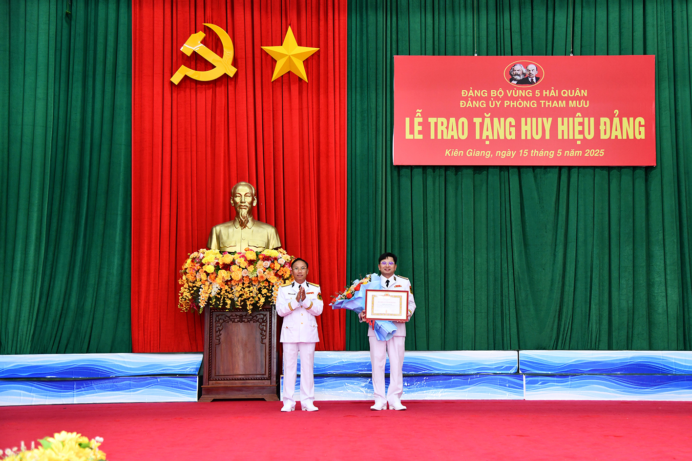 Vùng 5 Hải quân trao tặng Huy hiệu 30 năm tuổi Đảng