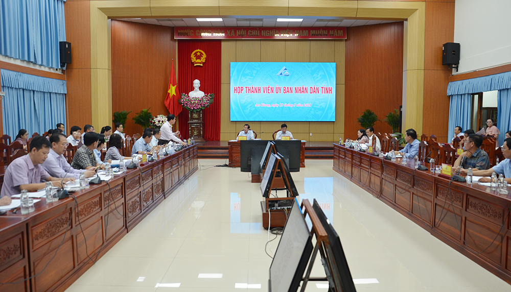 Chủ tịch UBND tỉnh An Giang Hồ Văn Mừng chủ trì họp thành viên UBND tỉnh