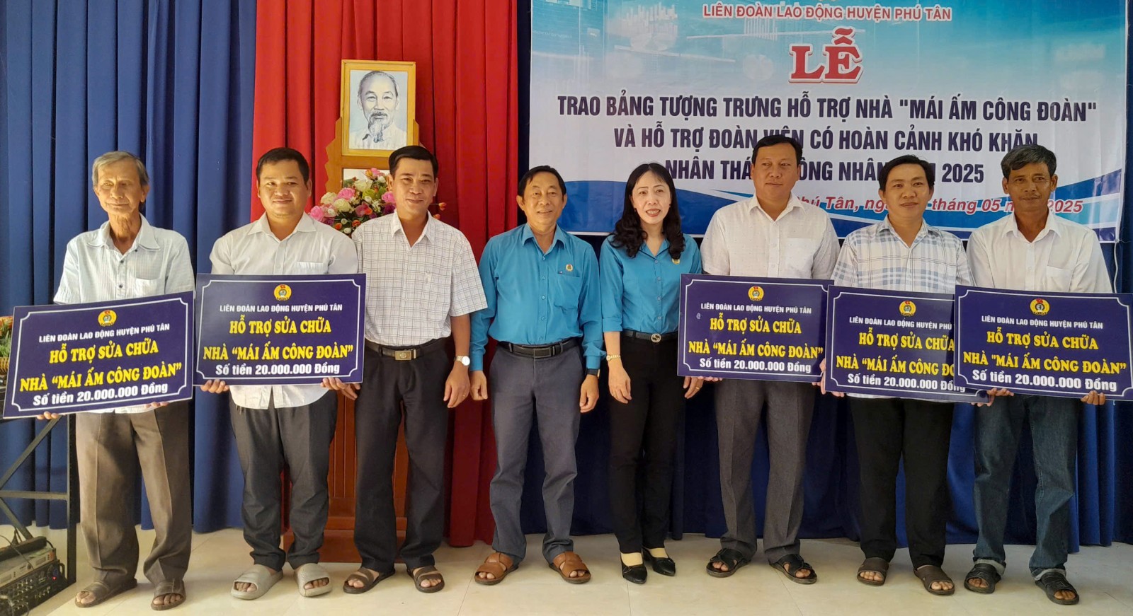 Liên đoàn Lao động huyện Phú Tân hỗ trợ 27 Mái ấm công đoàn