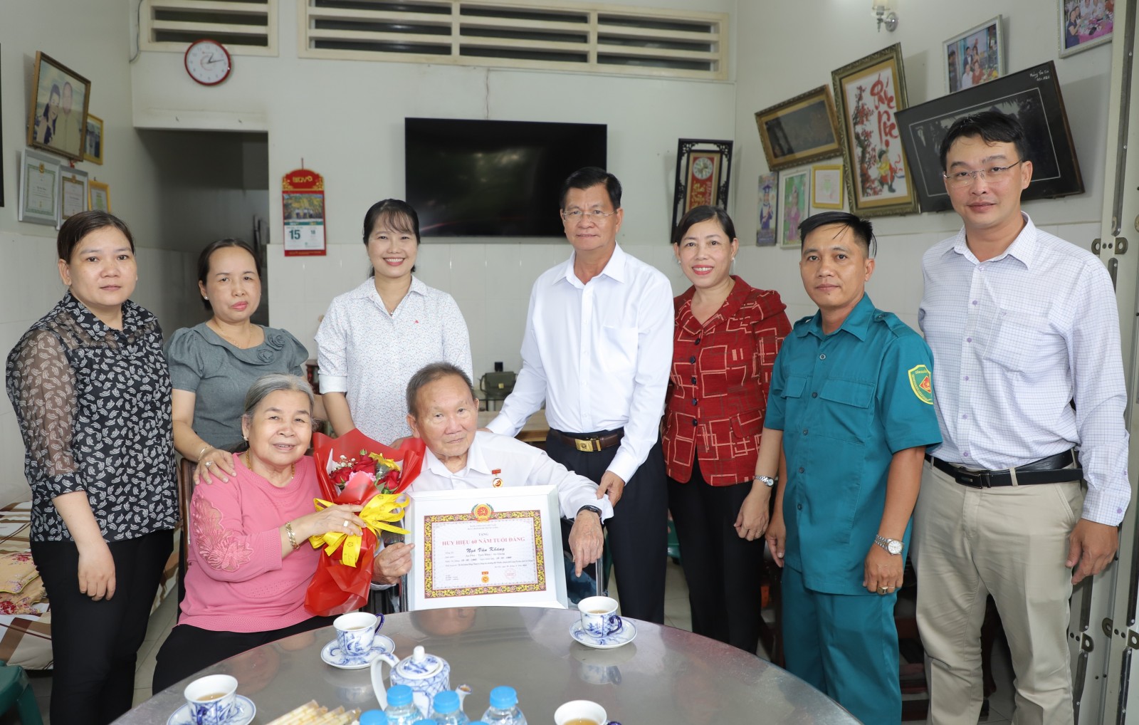 Thường trực Thành ủy Long Xuyên trao Huy hiệu Đảng tại nhà cho các đảng viên cao niên