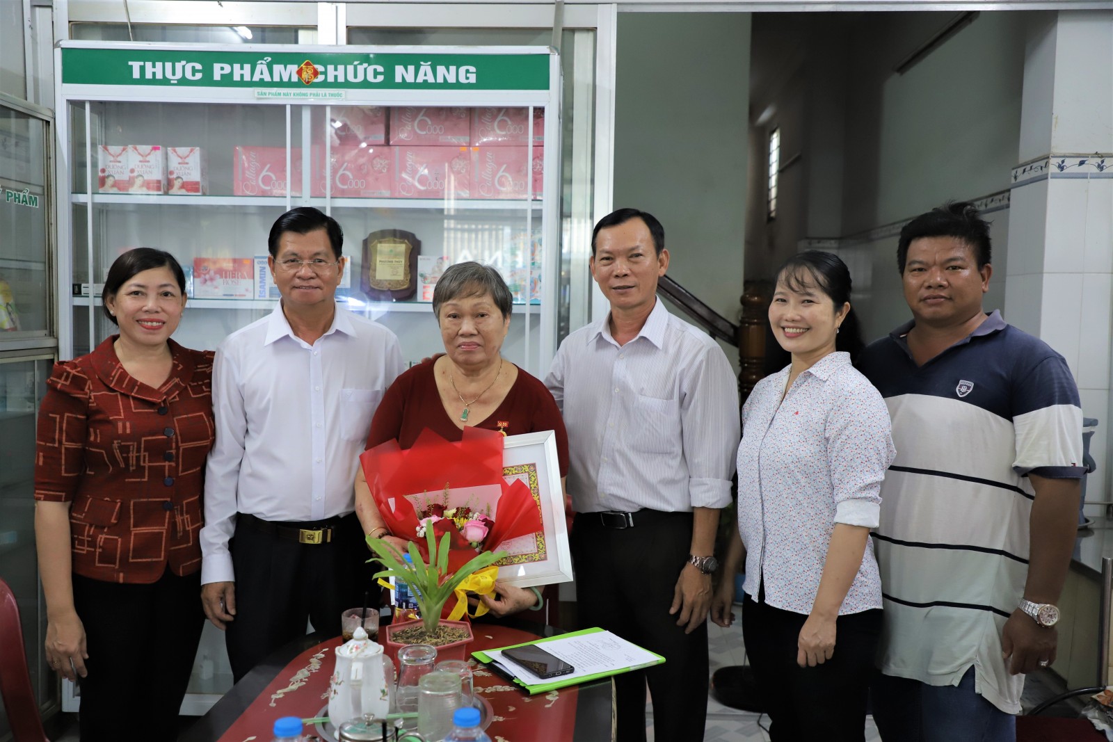 Thường trực Thành ủy Long Xuyên trao Huy hiệu Đảng tại nhà cho các đảng viên cao niên