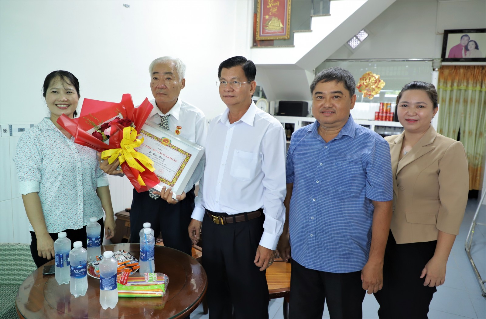 Thường trực Thành ủy Long Xuyên trao Huy hiệu Đảng tại nhà cho các đảng viên cao niên