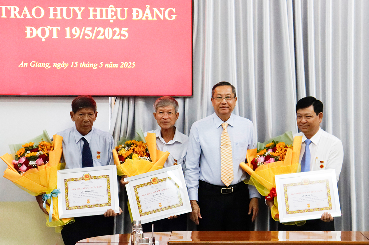 Ban Thường vụ Đảng ủy Các cơ quan Đảng tỉnh An Giang trao Huy hiệu Đảng đợt 19/5