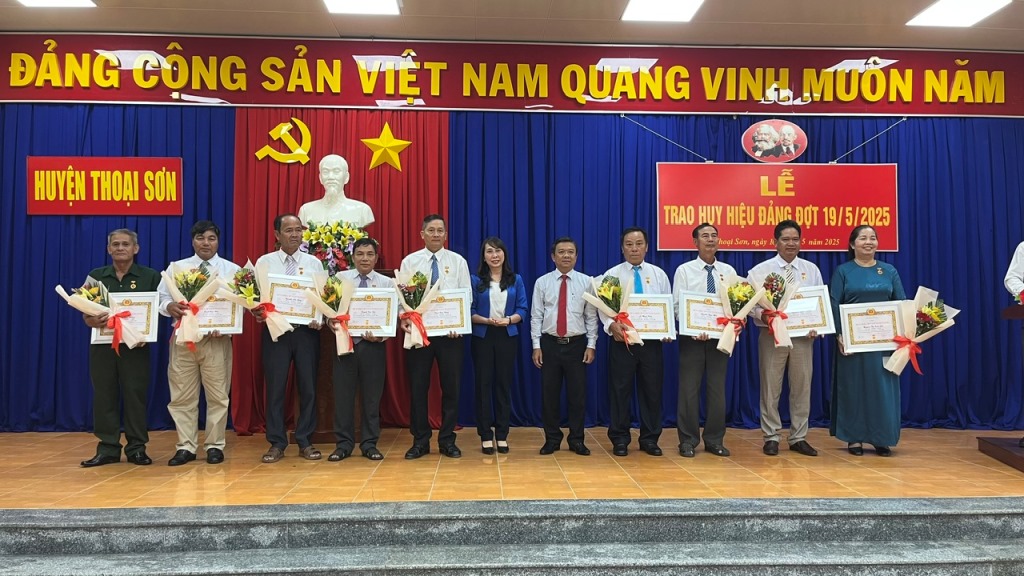 Thoại Sơn trao tặng Huy hiệu Đảng đợt 19/5