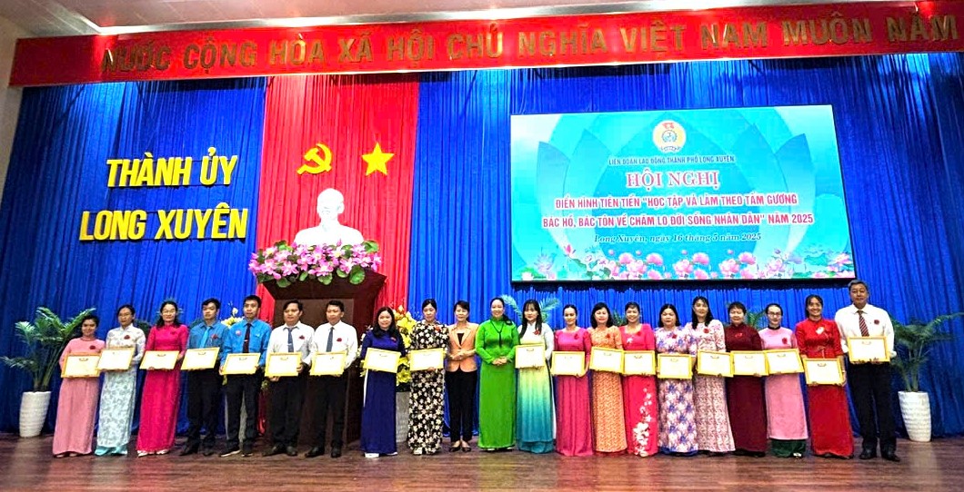 Liên đoàn Lao động TP. Long Xuyên biểu dương điển hình tiên tiến học tập và làm theo Bác