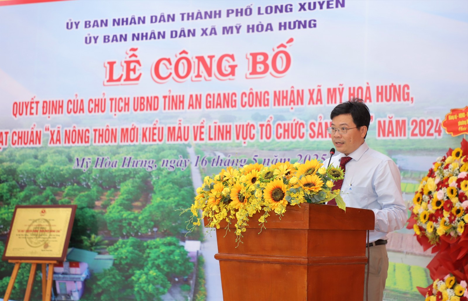 Xã Mỹ Hòa Hưng đón bằng công nhận đạt chuẩn nông thôn mới kiểu mẫu