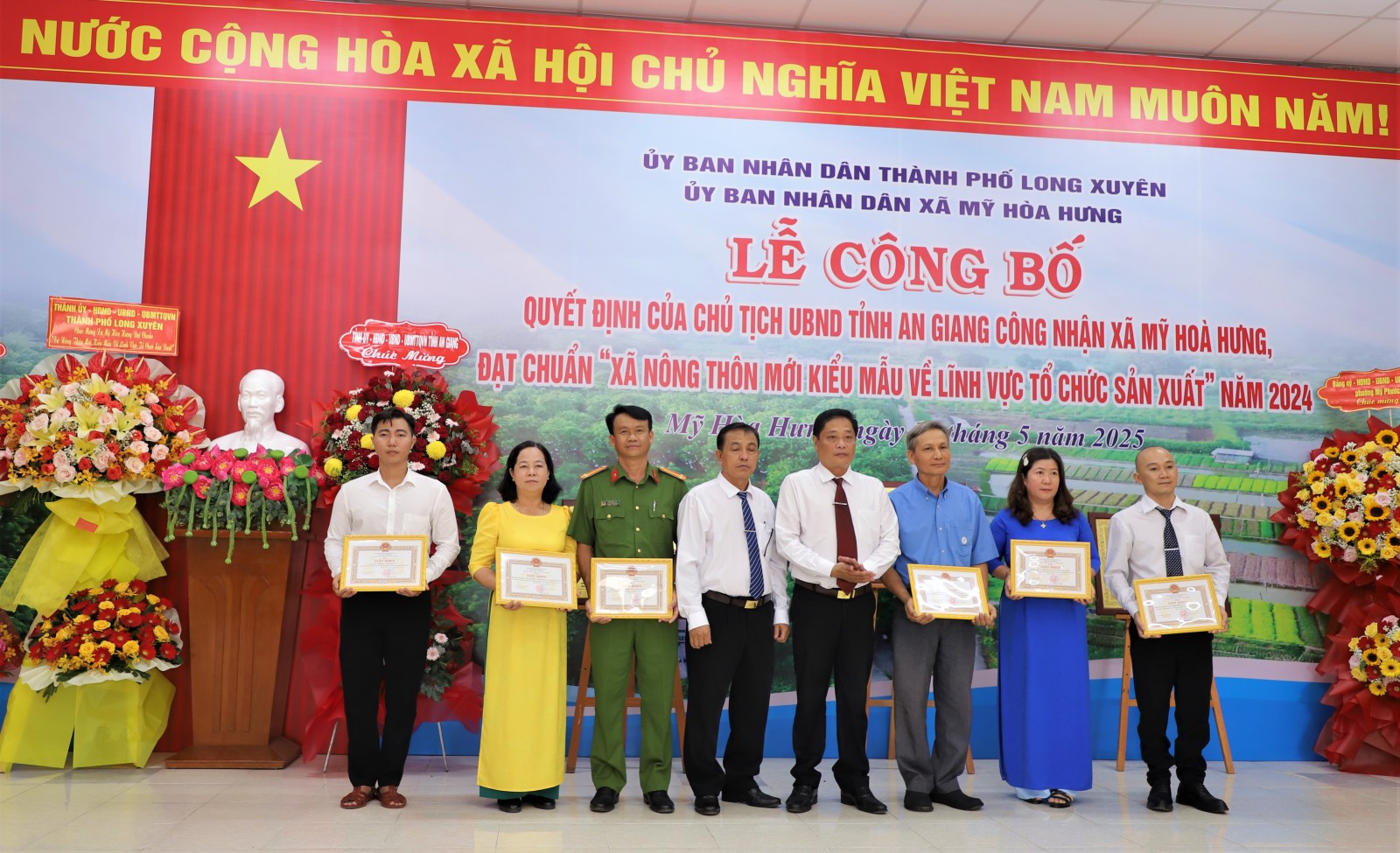 Xã Mỹ Hòa Hưng đón bằng công nhận đạt chuẩn nông thôn mới kiểu mẫu