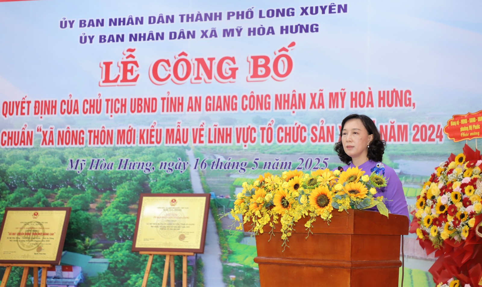 Xã Mỹ Hòa Hưng đón bằng công nhận đạt chuẩn nông thôn mới kiểu mẫu