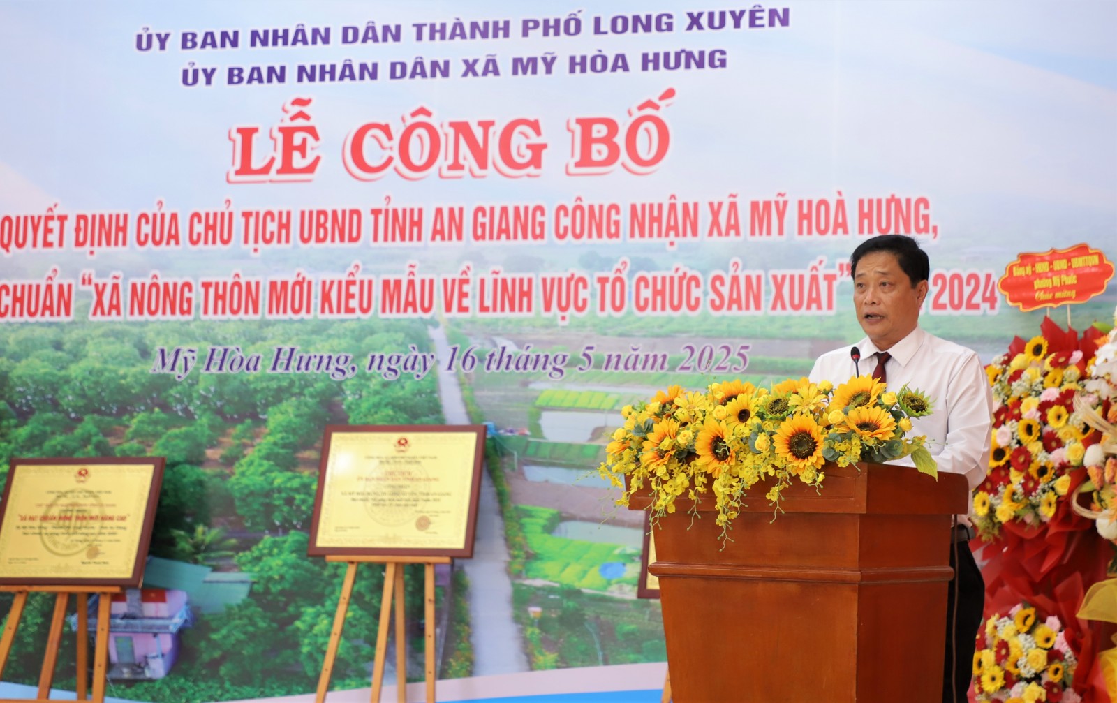 Xã Mỹ Hòa Hưng đón bằng công nhận đạt chuẩn nông thôn mới kiểu mẫu