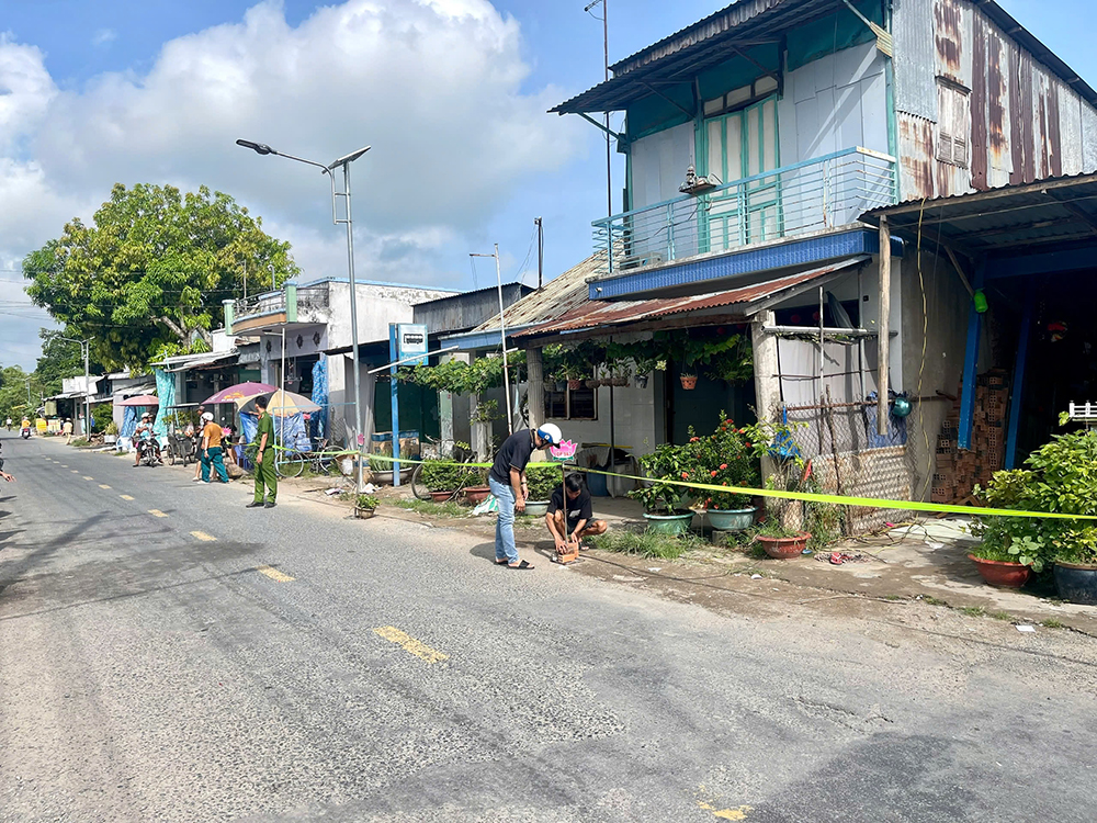 Sạt lở đất bờ sông thiệt hại 10 căn nhà ở Chợ Mới