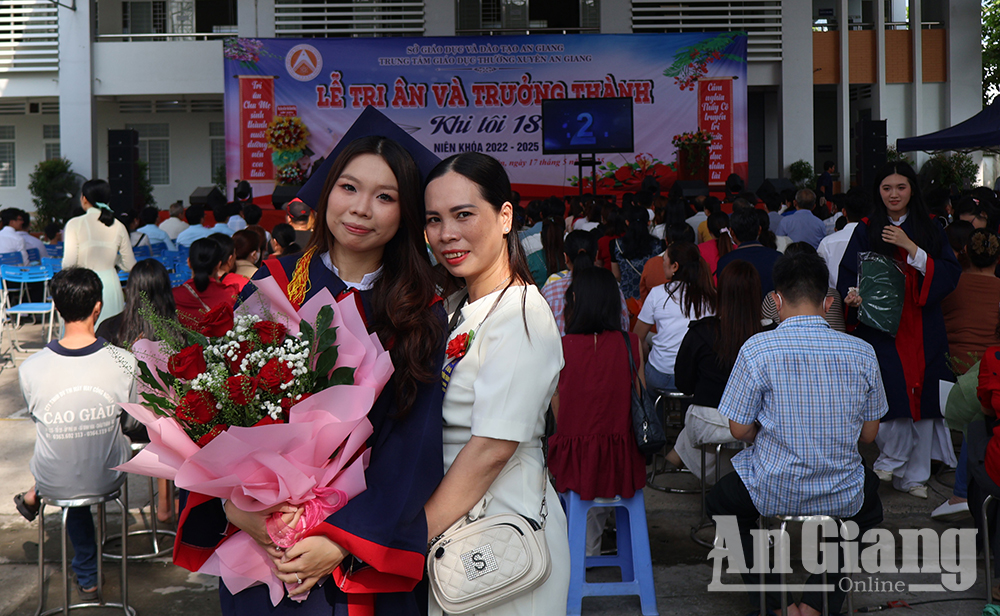 Vỡ òa cảm xúc trong lễ tri ân và trưởng thành