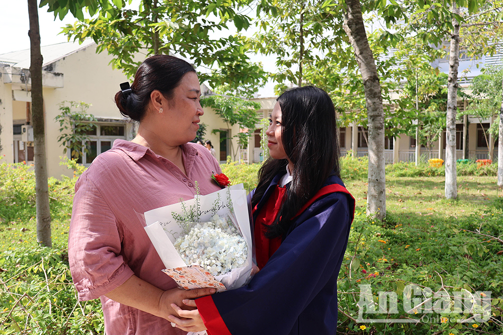 Vỡ òa cảm xúc trong lễ tri ân và trưởng thành
