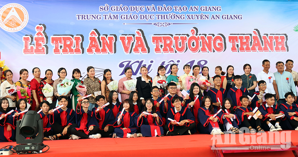 Vỡ òa cảm xúc trong lễ tri ân và trưởng thành