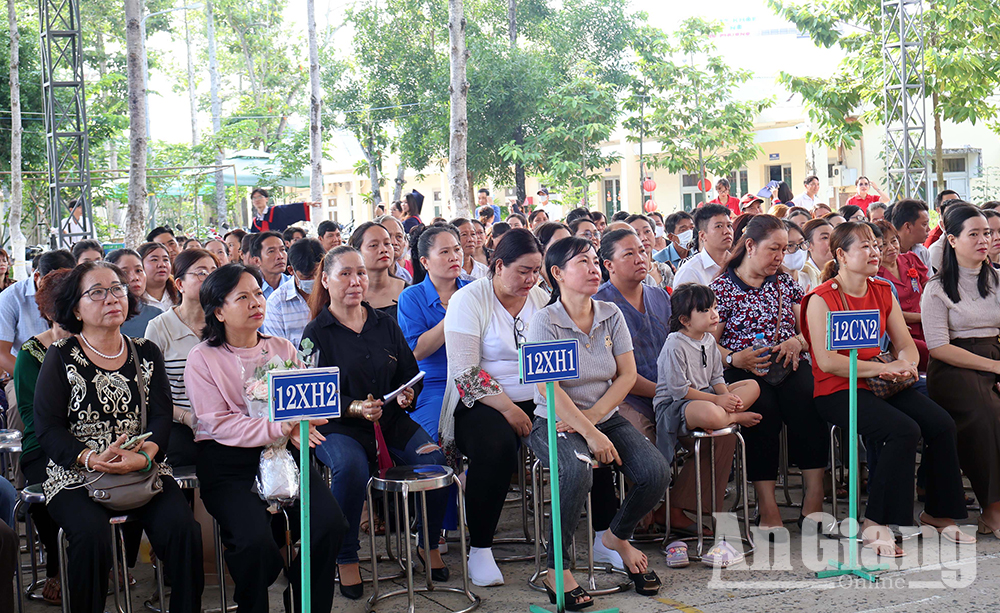 Vỡ òa cảm xúc trong lễ tri ân và trưởng thành