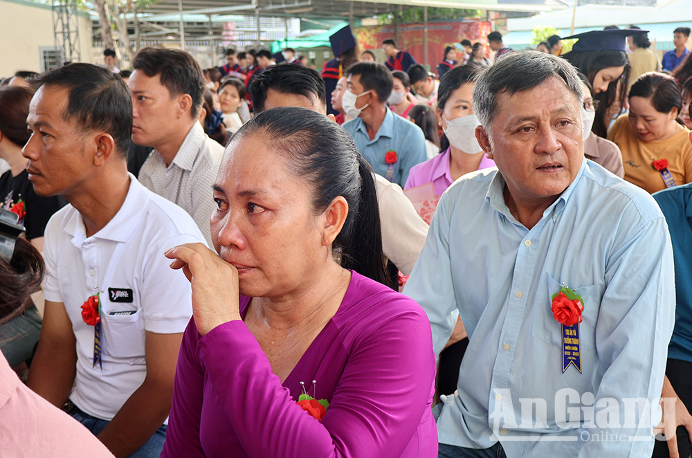 Vỡ òa cảm xúc trong lễ tri ân và trưởng thành