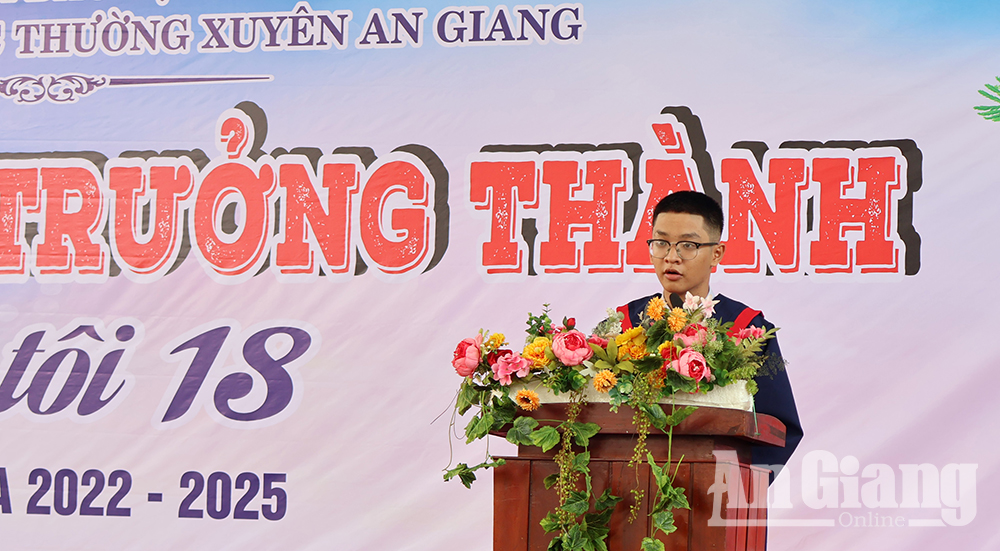 Vỡ òa cảm xúc trong lễ tri ân và trưởng thành