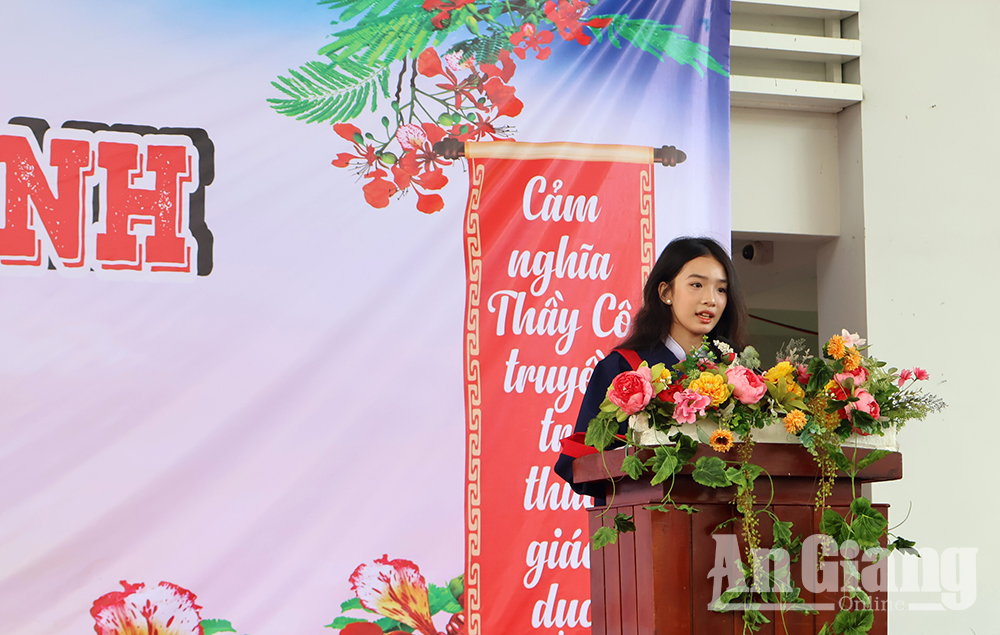 Vỡ òa cảm xúc trong lễ tri ân và trưởng thành