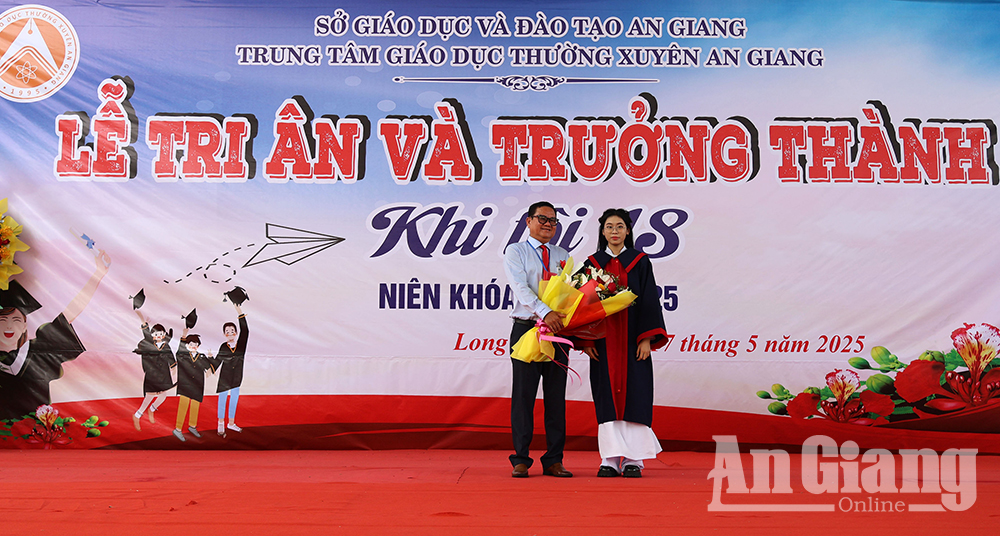Vỡ òa cảm xúc trong lễ tri ân và trưởng thành