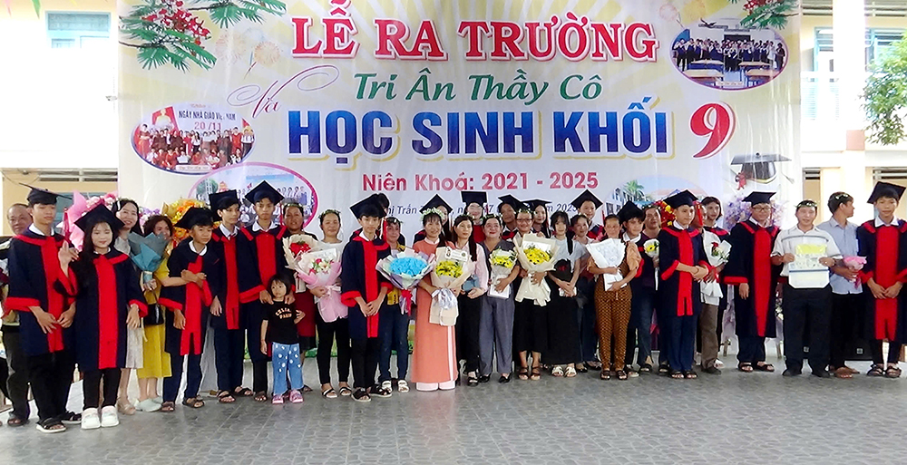 Trường THCS thị trấn Tri Tôn tổ chức Lễ tri ân và ra trường cho học sinh lớp 9
