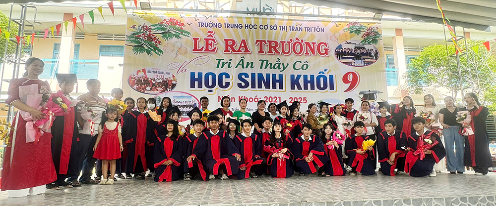 Trường THCS thị trấn Tri Tôn tổ chức Lễ tri ân và ra trường cho học sinh lớp 9
