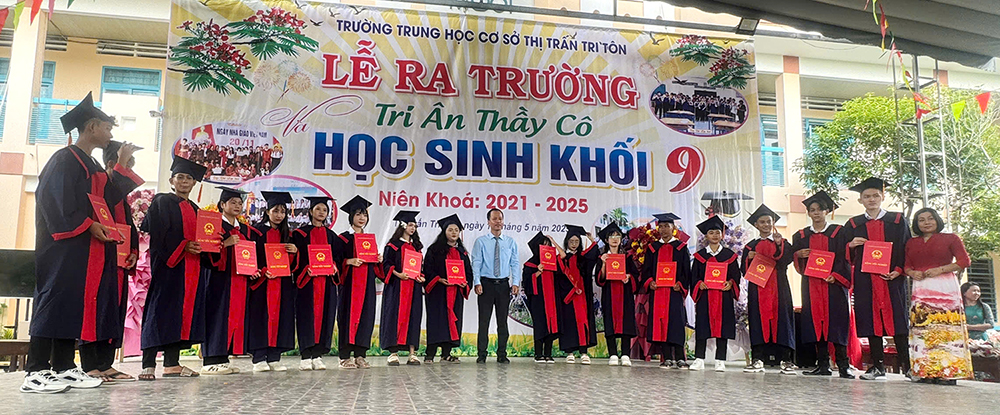 Trường THCS thị trấn Tri Tôn tổ chức Lễ tri ân và ra trường cho học sinh lớp 9