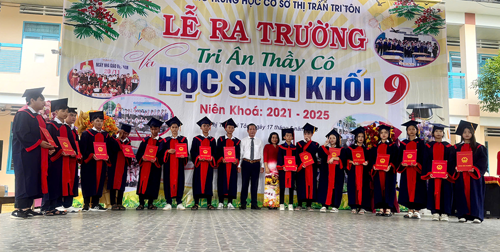 Trường THCS thị trấn Tri Tôn tổ chức Lễ tri ân và ra trường cho học sinh lớp 9