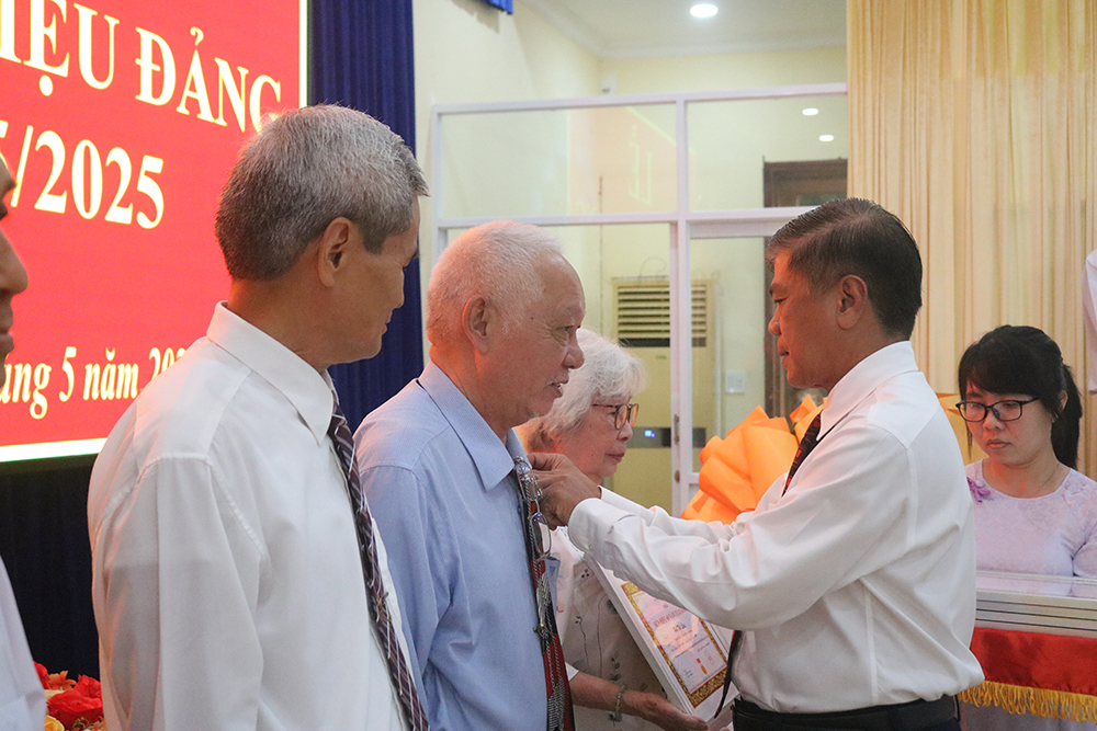 Đảng viên TP. Châu Đốc nhận Huy hiệu Đảng