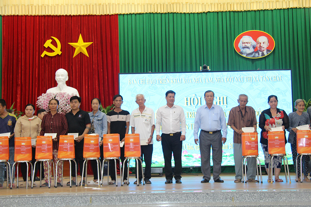 Gần 3.000 căn nhà được khởi công trong chương trình xóa nhà tạm, nhà dột nát