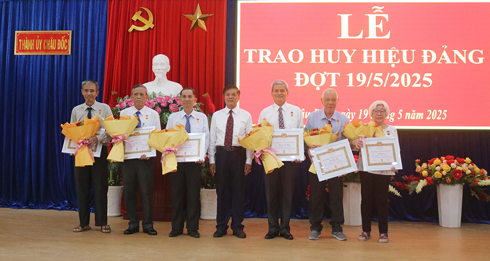 Đảng viên TP. Châu Đốc nhận Huy hiệu Đảng