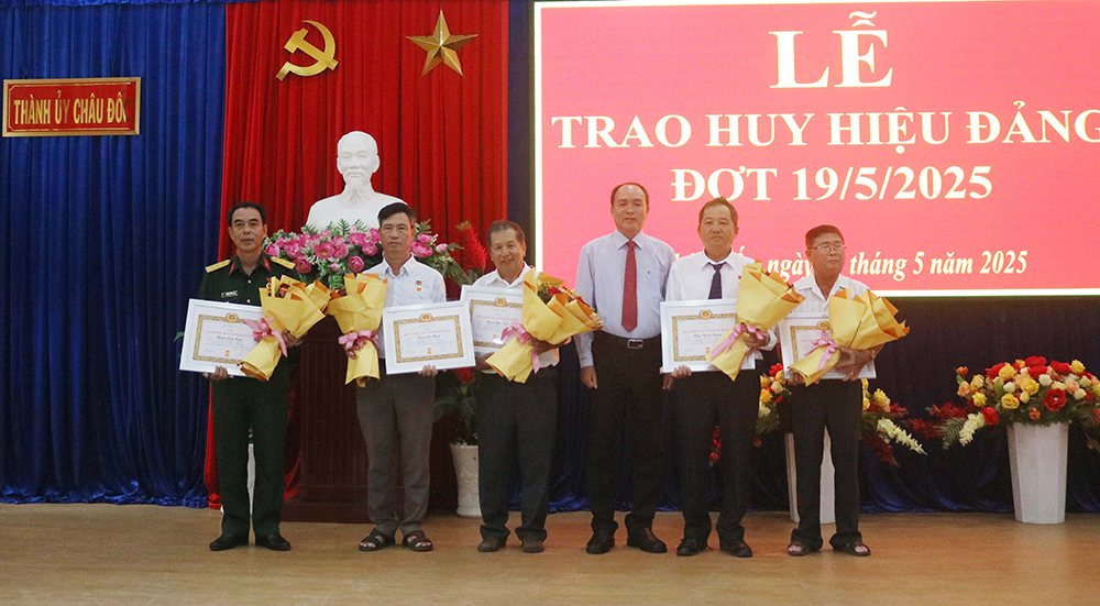 Đảng viên TP. Châu Đốc nhận Huy hiệu Đảng
