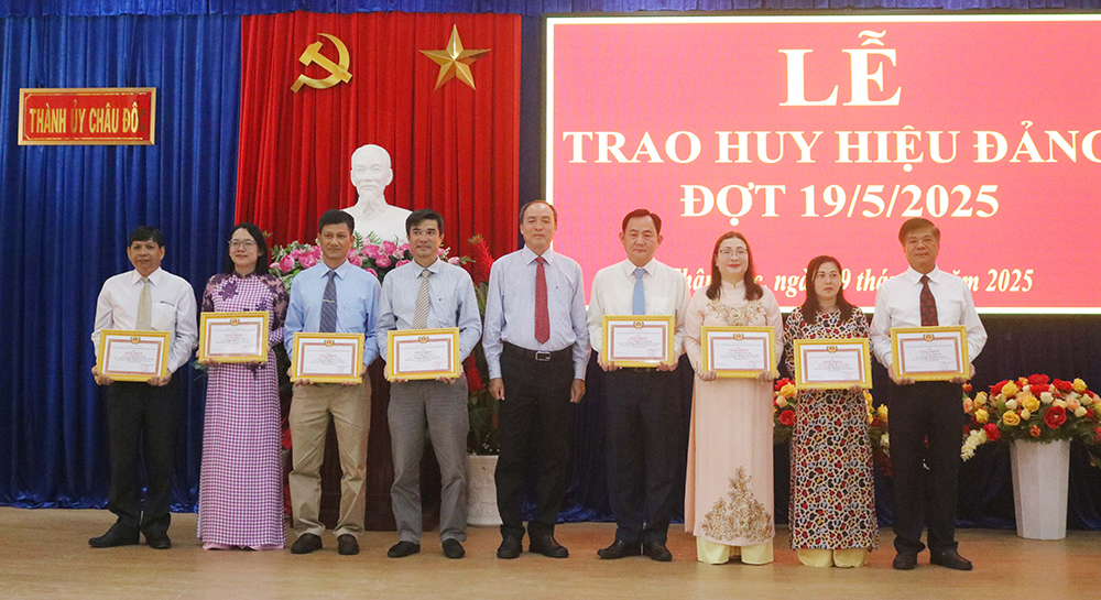 Đảng viên TP. Châu Đốc nhận Huy hiệu Đảng