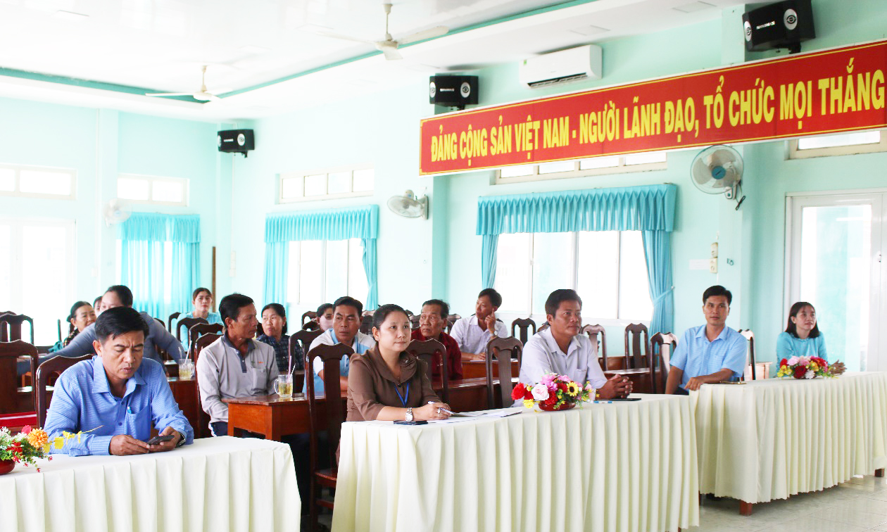 Xã Tân Phú trao hỗ trợ 266 thẻ bảo hiểm y tế cho người dân và học sinh