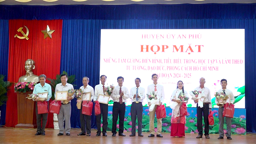 An Phú họp mặt gương điển hình trong học tập và làm theo Bác